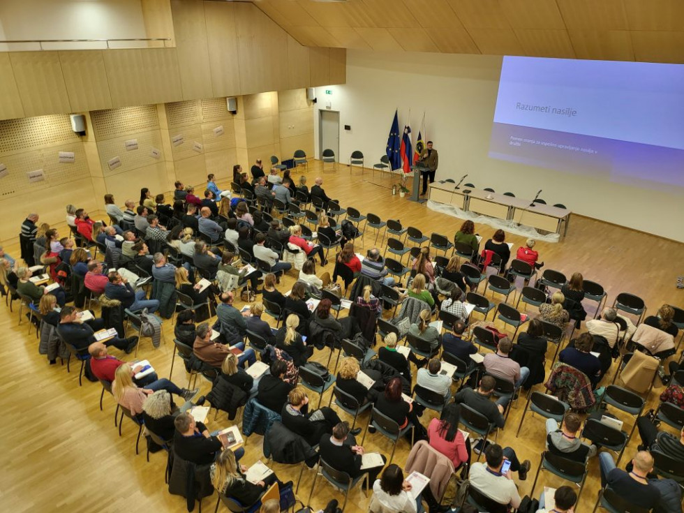 Udeleženci posveta z naslovom Multidisciplinarni pristop k obravnavi nasilja v družini