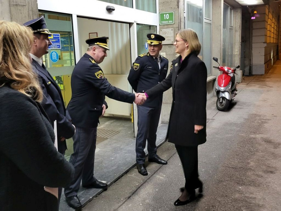 Ministrica Sanja Ajanović Hovnik obiskala policistke in policiste Policijske postaje Ljubljana Center