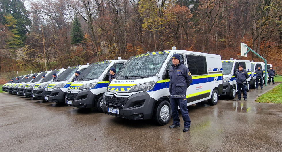 Nove marice čakajo na odhod v policijske enote