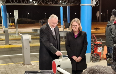 Notranja ministra Slovenije in Hrvaške ob pritisku na gumb za dvig rampe (The Ministers of Slovenia and Croatia symbolically announced Croatia's entry into the Schengen Area by lifting the ramps at the border crossing)