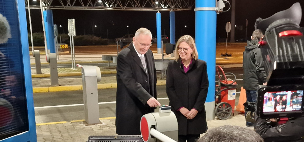 The Ministers of Slovenia and Croatia symbolically announced Croatia's entry into the Schengen Area by lifting the ramps at the border crossing