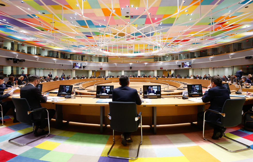 Razpravna dvorana Sveta v Bruslju, pisana strop in tla, ministri sedijo za okroglo mizo