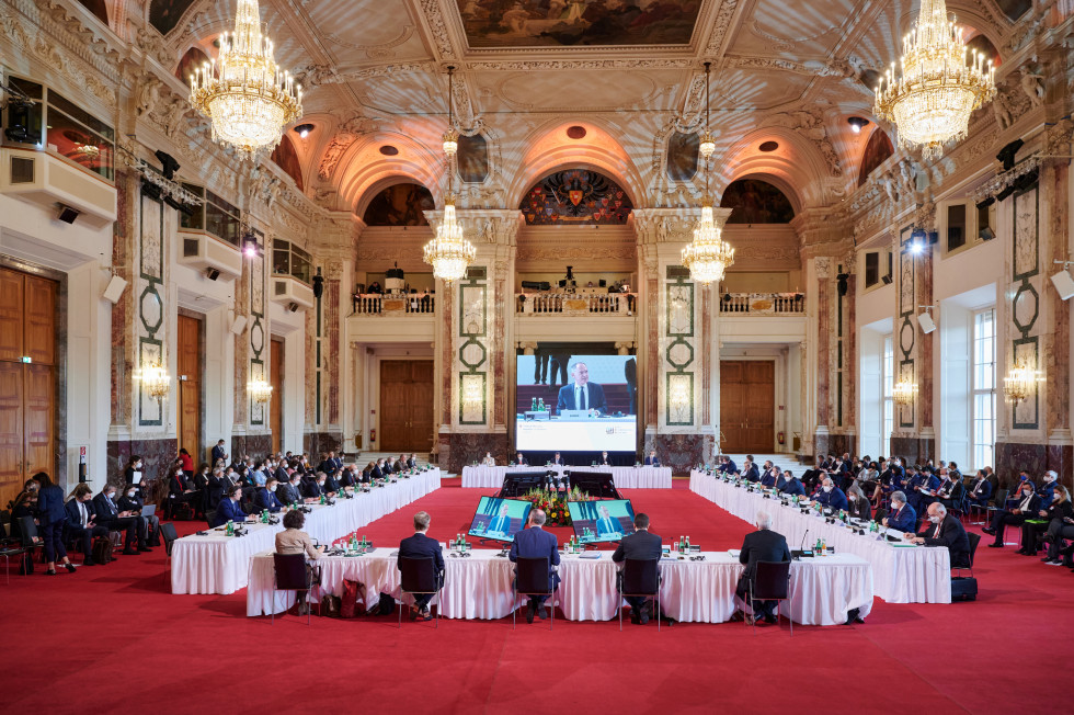 Ministrska konferenca o vračanju je potekala 21. in 22. februarja 2022 na Dunaju. velika dvorana z lestenci, za omizjem sedijo ministri