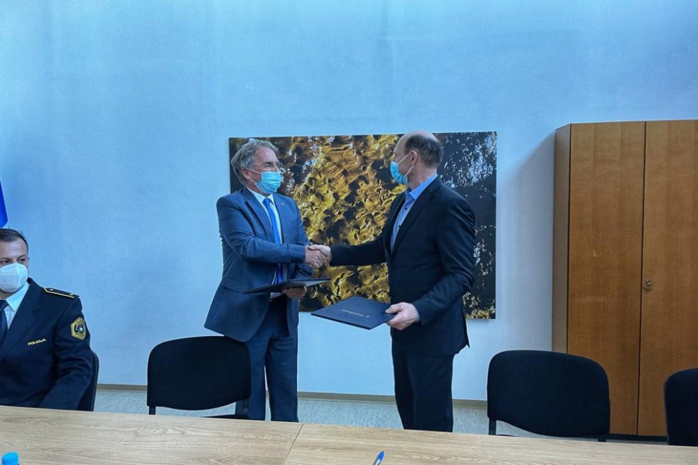 Rokovanje ministra za notranje zadeve Aleša Hojsa in župana Občine Litija Francija Rokavca v sejni sobi