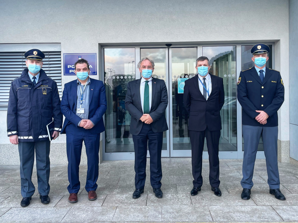 Minister za notranje zadeve Aleš Hojs in vodstvo Policijske uprave Koper, stojijo pred stavbo policije.