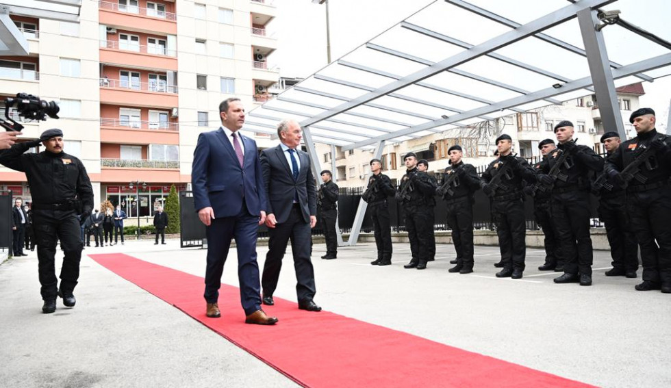 Ministra za notranje zadeve Slovenije in Severne Makedonije Aleš Hojs in Oliver Spasovski se sprehodita po rdeči preprogi