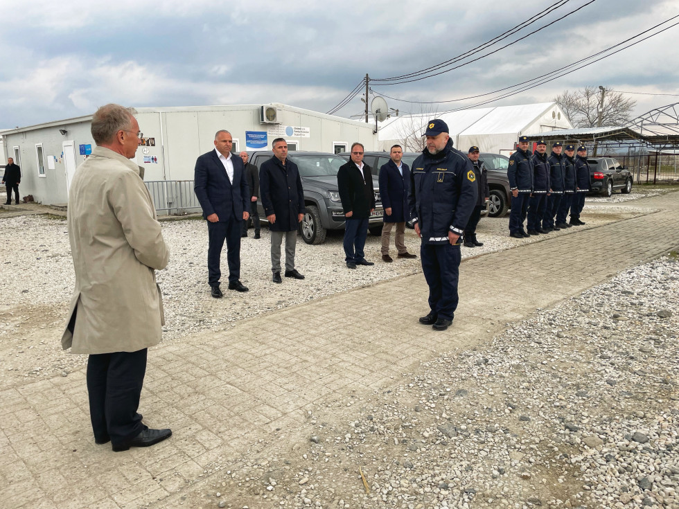 Srečanje ministra Hojsa s skupino slovenskih policistov na makedonsko-grški meji