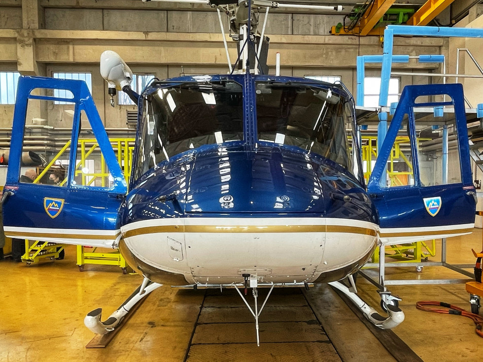 Helikopter Agusta Bell AB 212 v hangarju Letalske policijske enote na Brniku