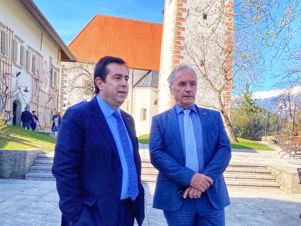 Grški minister Notis Mitarachi in slovenski minister Aleš Hojs na Blejskem otoku