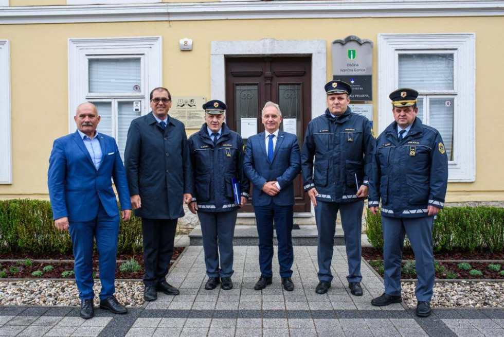 Vodstvo ministrstva in policije se je srečalo z županom Občine Ivančna Gorica o lokaciji nove policijske postaje, stojijo pred stavbo policije