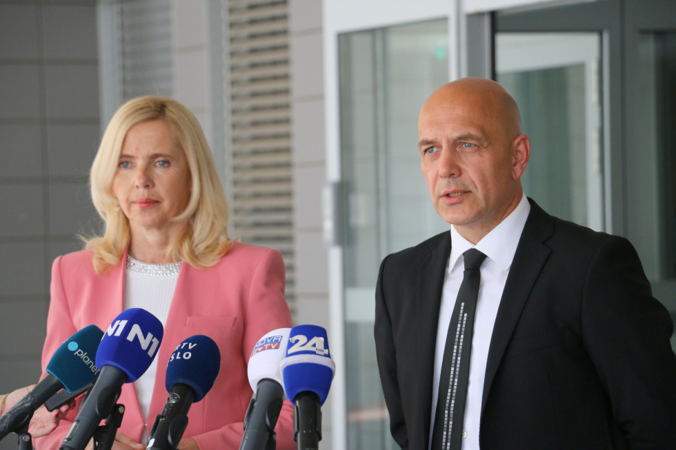 Minister of the Interior Tatjana Bobnar and Acting Diretor General of the Police Boštjan Lindav giving statements to the media