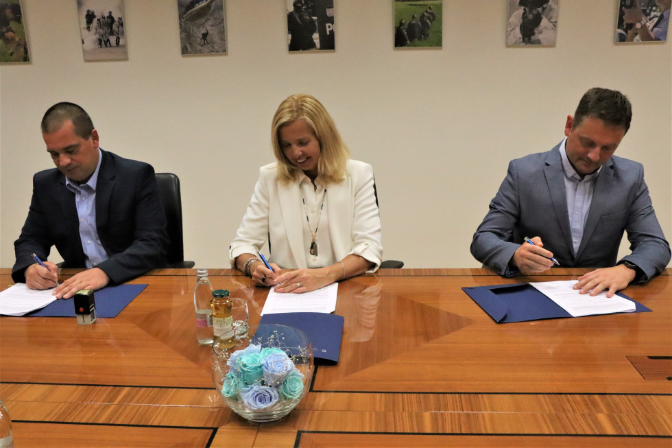 Mlekuš, Bobnar in Cvetko so podpisali začasni dogovor o delu sindikalnih zaupnikov.