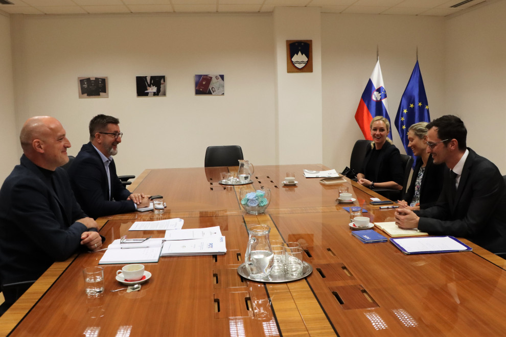 Sestanek predstavnikov Ministrstva za notranje zadeve s predstavniki CEP, sedijo za sejno mizo.
