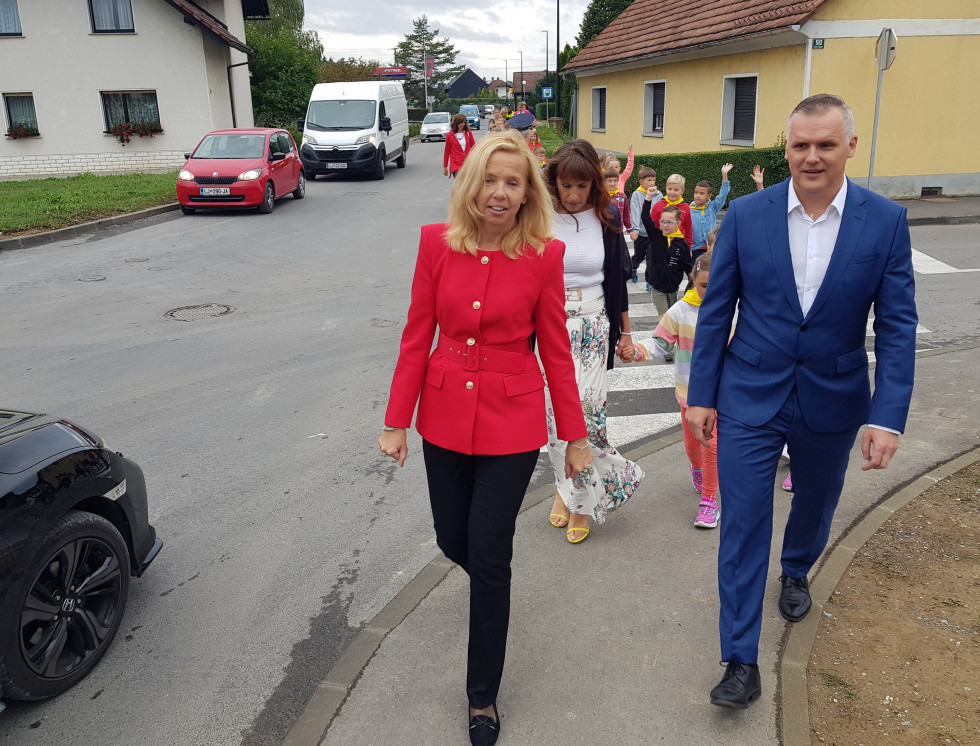 Ministra spremljata otroke na poti proti šoli