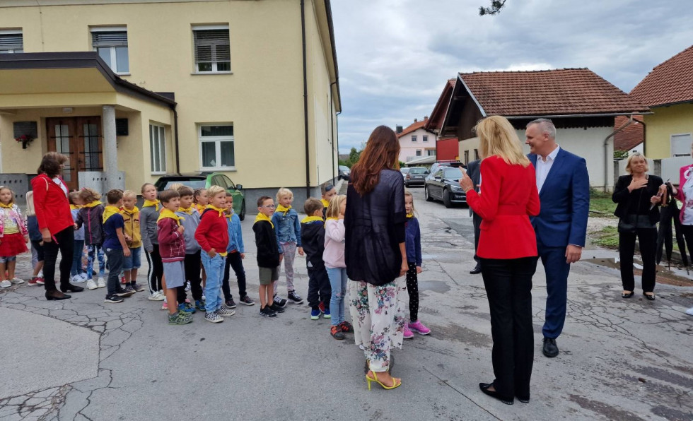 Ministrica Bobnar in minister Kumer svetujeta otrokom o varnosti v prometu
