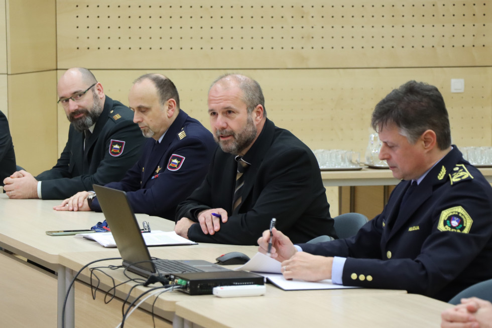 Vršilec dolžnosti generalnega direktorja Direktorata za policijo in druge varnostne naloge Slavko Koroš in namestnik generalnega direktorja policije mag. Robert Ferenc. Sedita za mizo, Koroš govori.