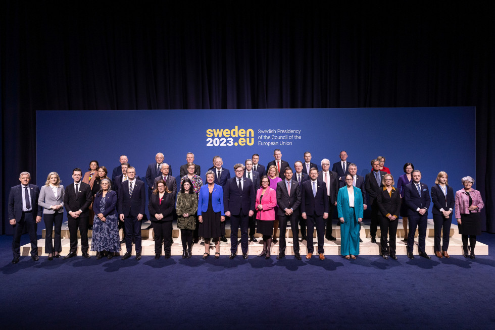 Skupinska fotografija notranjih ministrov EU, stojijo v treh vrstah