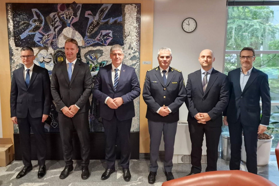 Minister Marjan Šarec, dekan Fakultete za družbene vede prof. dr. Iztok Prezelj, minister Boštjan Poklukar, generalni direktor policije mag. Senad Jušić, vodja programskega odbora Andrej Kovačič in dekan Fakultete za varnostne vede prof. dr. Igor Bernik