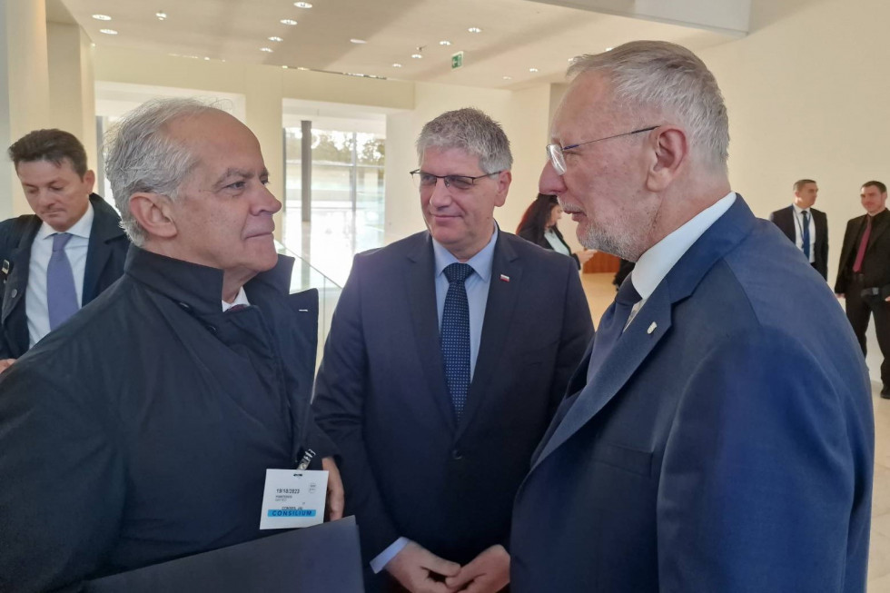 Notranji ministri Italije, Slovenije in Hrvaške: Matteo Piantedosi, Boštjan Poklukar in Davor Božinović. Stojijo v svetlem prostoru in se pogovarjajo.