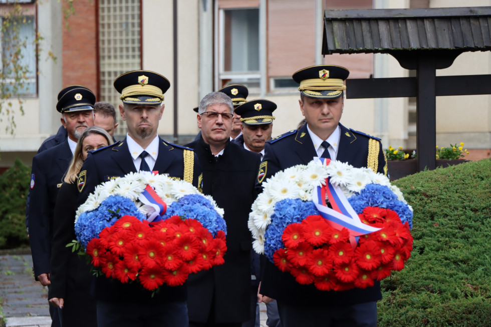 Minister Boštjan Poklukar z delegacijo pred polaganjem vencev v Parku spomina v Tacnu JPG, 9.8 MB