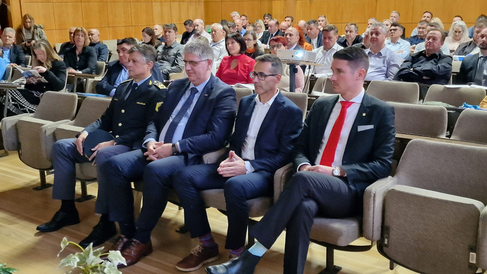 Namestnik generalnega direktorja policije mag. Robert Ferenc, minister Boštjan Poklukar, dekan Fakultete za varnostne vede Igor Bernik in podžupan Mestne občine Kranj Janez Černe