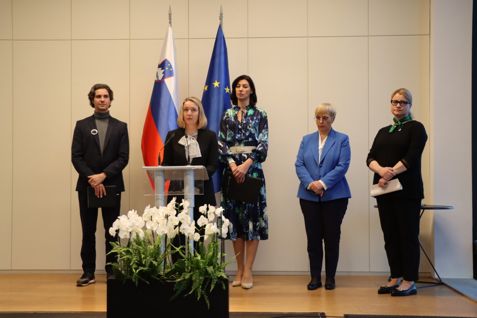 Minister Luka Mesec, državna sekretarka Helga Dobrin, ministrica dr. Dominika Švarc Pipan, predsednica Republike Slovenije dr. Nataša Pirc Musar, predsednica društva Katja Zabukovec Kerin 