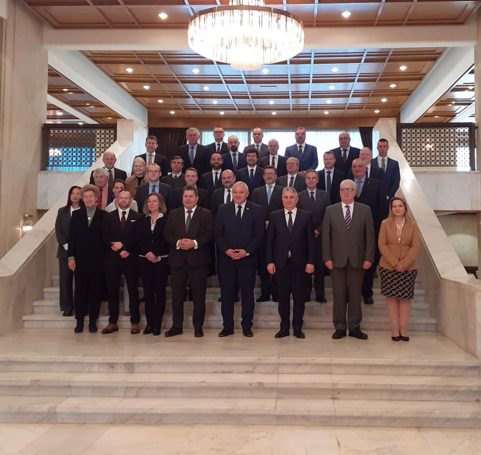 The participants stand on the staircase and take a group photo