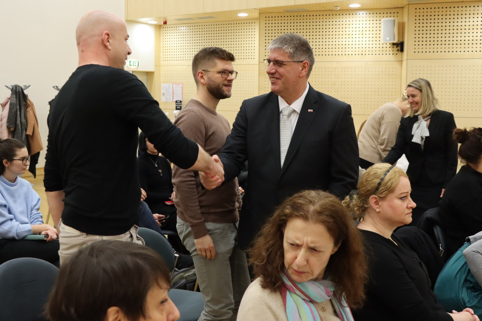 Minister Boštjan Poklukar in državna sekretarka Helga Dobrin se rokujeta s predstavniki nevladnih organizacij