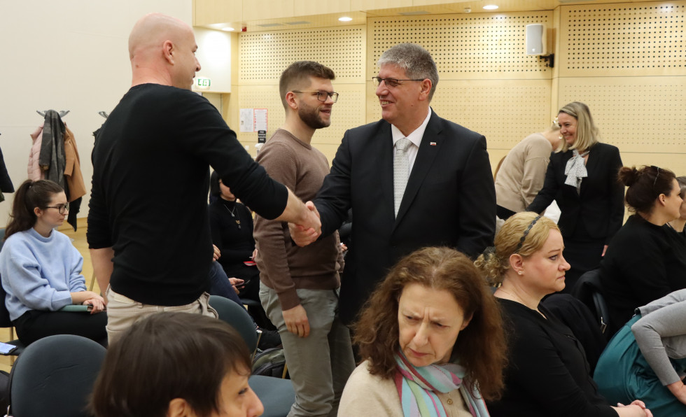 Minister Boštjan Poklukar in državna sekretarka Helga Dobrin se rokujeta s predstavniki nevladnih organizacij