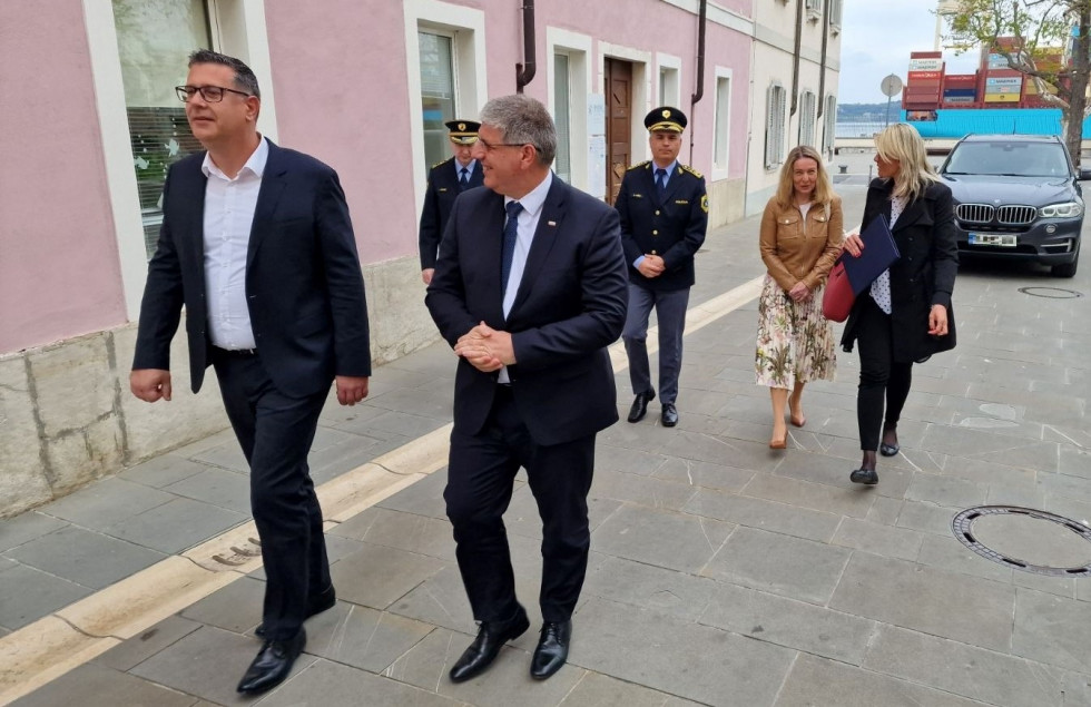 Župan Mestne občine Koper Aleš Bržan in minister Boštjan Poklukar z delegacijo hodijo po asfaltu