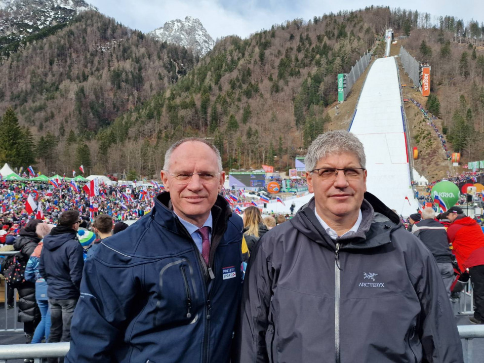 Ministra za notranje zadeve Avstrije in Slovenije Gerhard Karner in Boštjan Poklukar na tekmi v Planici, stojita drug ob drugem