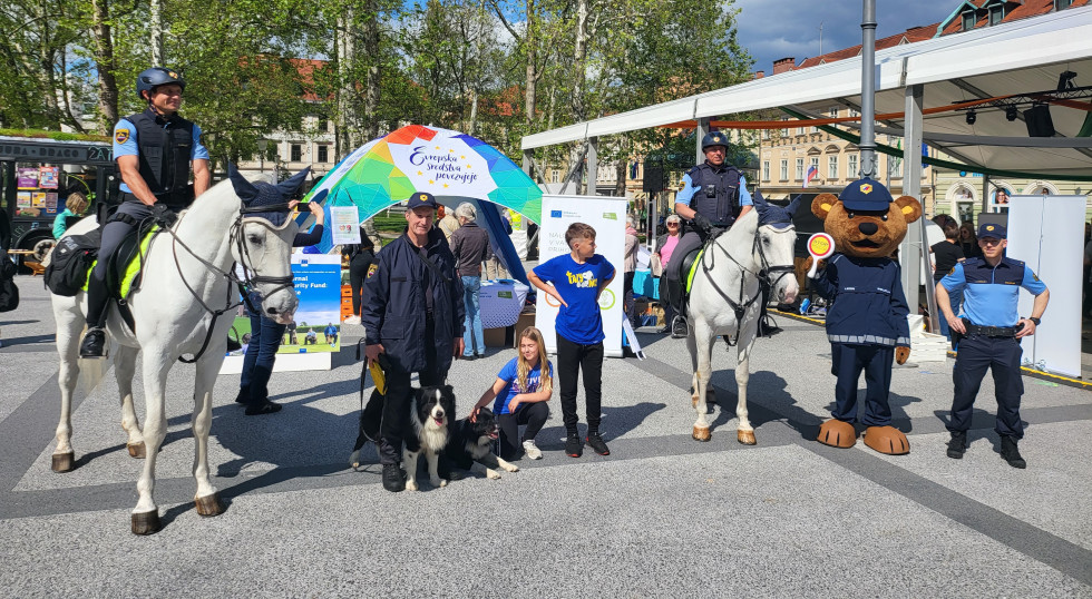  Policisti konjeniki, vodnik službenih psov in policijska maskota Leon