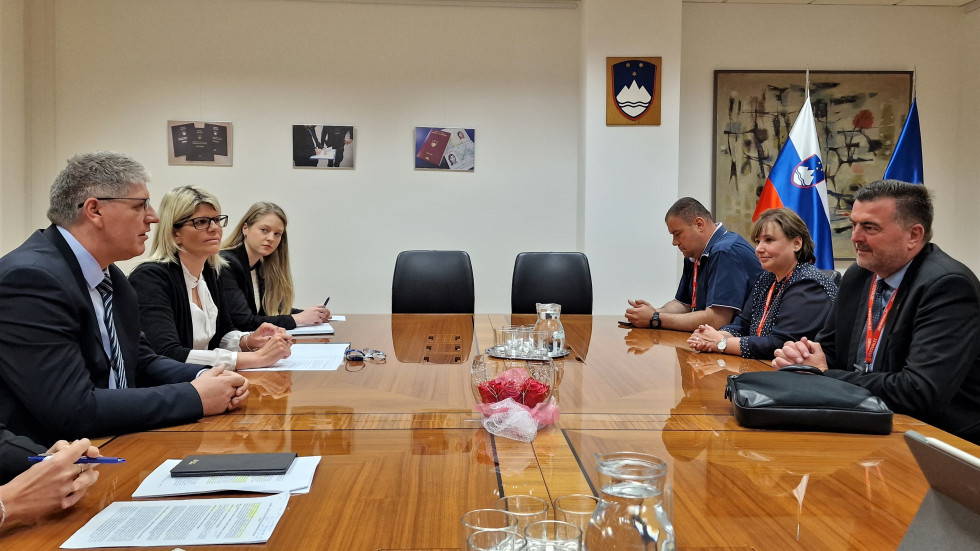Na sestanku vodstva ministrstva s predstavniki Obrtne in Gospodarske zbornice Slovenije, sedijo za mizo in se pogovarjajo