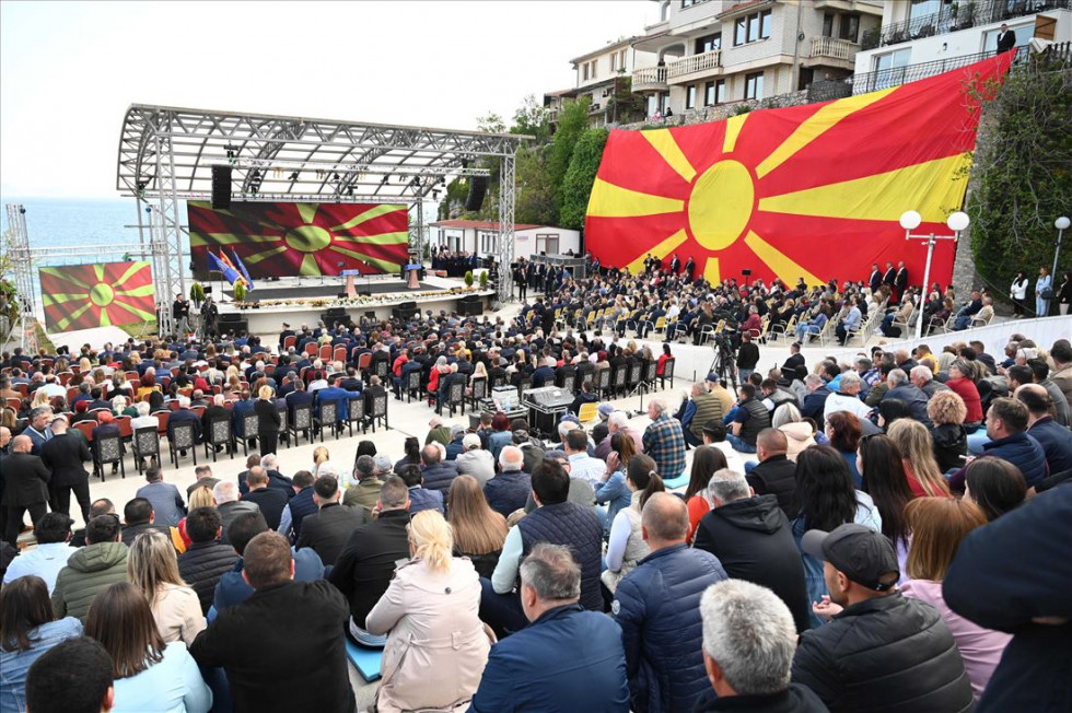 Na slovesnosti ob dnevu makedonske policije, poln avditorij občinstva, v ozadju velika zastava Severne Makedonije