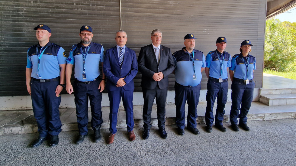 S slovenskimi policisti v Severni Makedoniji, policisti in minister Poklukar stojijo drug ob drugem