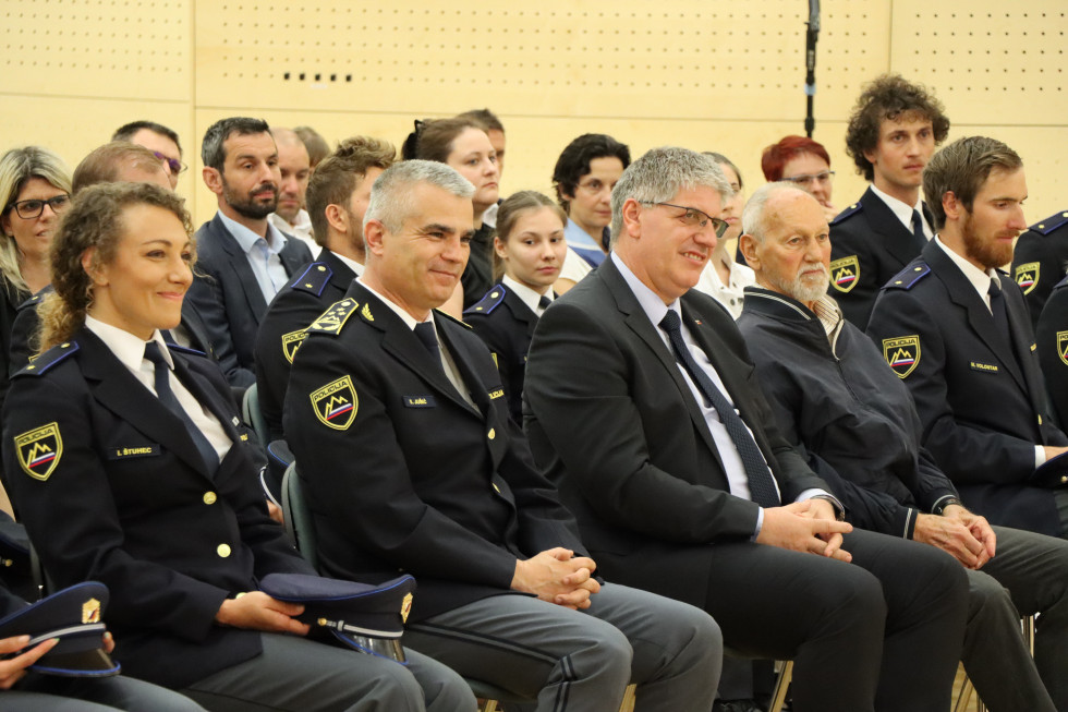 Ilka Štuhec, vršilec dolžnosti generalnega direktorja policije Senad Jušić, minister za notranje zadeve Boštjan Poklukar in legendarni Miroslav Cerar, sedijo v prvi vrsti drug ob drugem, za njimi še ostali športniki