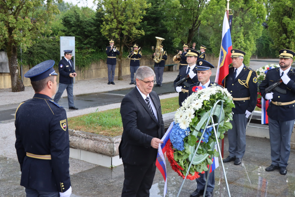 Minister Boštjan Poklukar se je poklonil padlim v vojni za Slovenijo