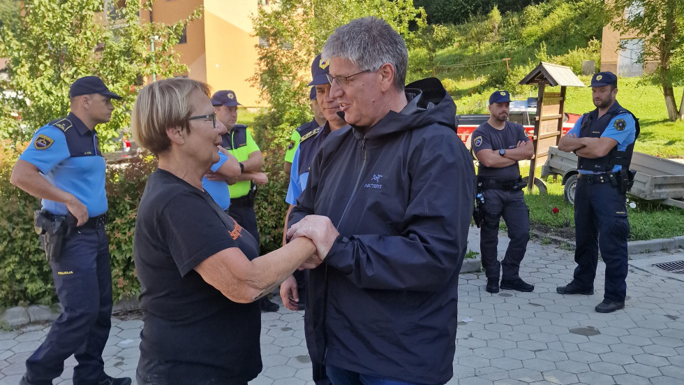 Minister Boštjan Poklukar in županja Črne na Koroškem Romana Lesjak se rokujeta
