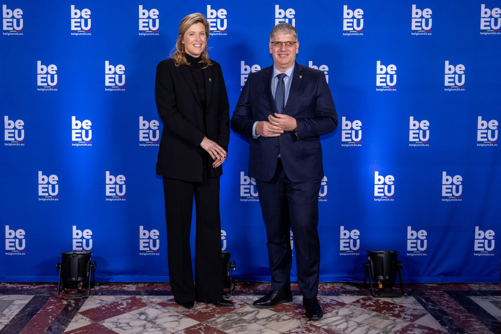 Notranja ministra Belgije in Slovenije Annelies Verlinden in Boštjan Poklukar stojita in se pogovarjata