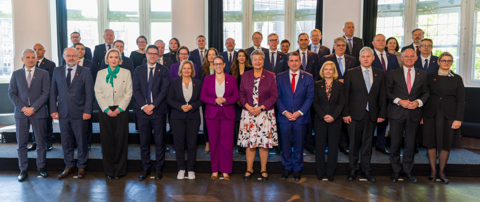 Ministers stand side by side in three rows and take a photo together