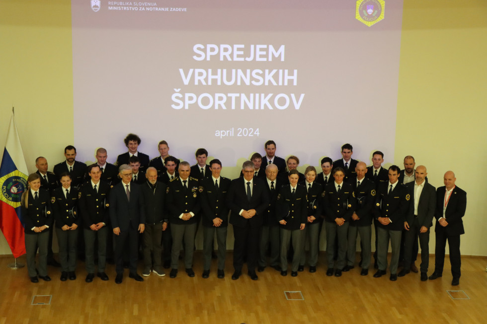Skupinska fotografija vseh vrhunskih športnikov in drugih visokih gostov z ministrom Boštjanom Poklukarjem in generalnim direktorjem policije mag. Senadom Jušićem.