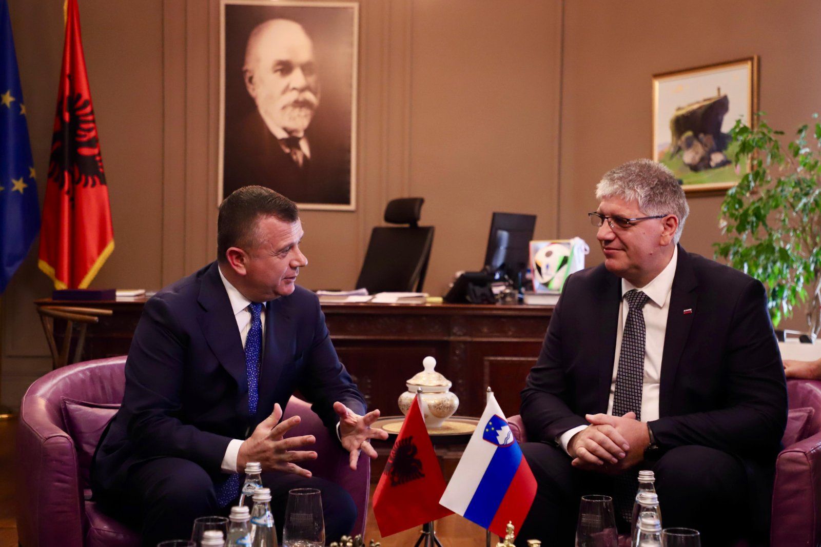 Slovenski in albanski notranji minister za okrepljeno policijsko ...