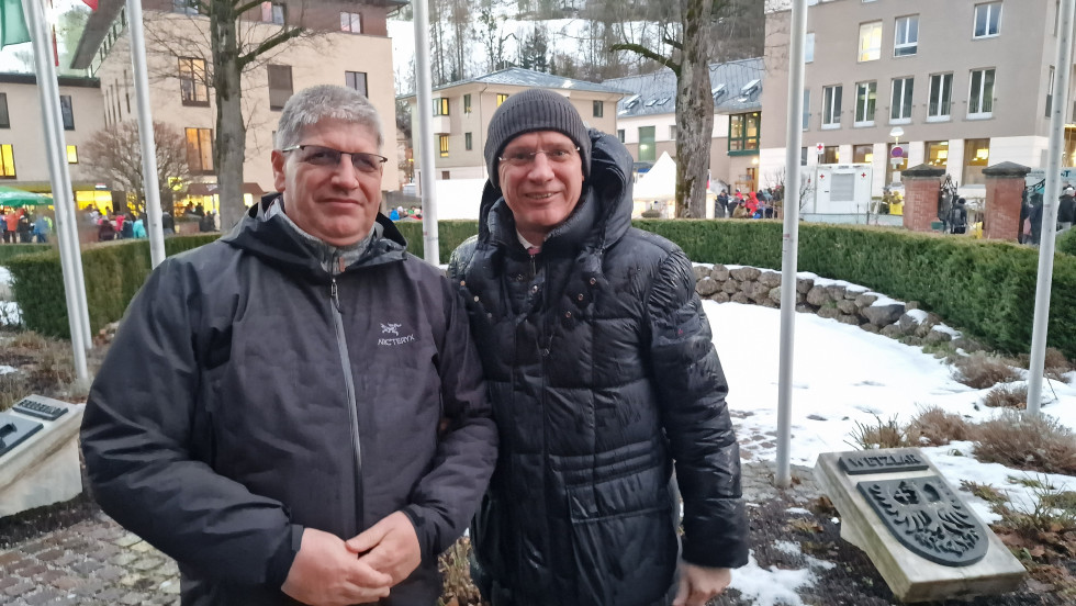 Ministra Boštjan Poklukar in Gerhard Karner stojita zunaj, za njima zasneženo ozadje.