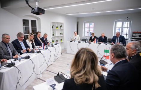 Tristransko srečanje notranjih ministrov Slovenije, Hrvaške in Italije (The delegations of Slovenia, Croatia and Italy are seated at white tables arranged in a triangle with microphones in front of them.)