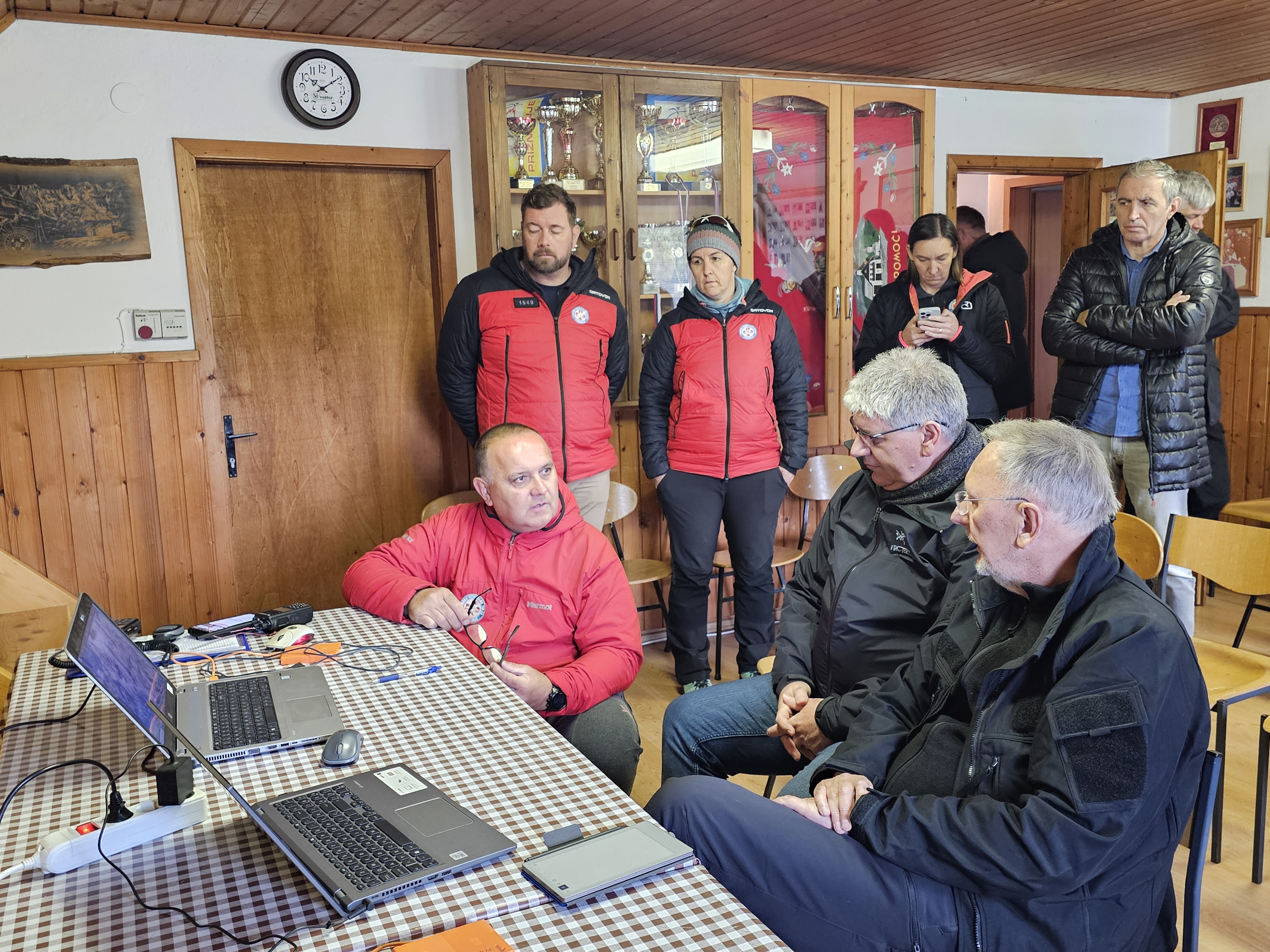 V snežnem plazu pod Toscem umrli trije hrvaški planinci