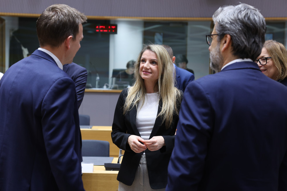 Moška in ženska stojijo v razpravni dvorani in se pogovarjajo