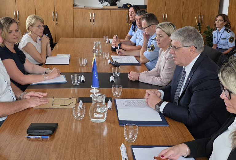 Minister Poklukar v Šentjerneju pozval predstavnike romske skupnosti k dejavnemu reševanju tematike