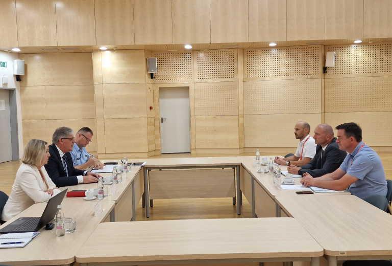 Vodstvo ministrstva in policije s predstavniki KGZS o varnosti slovenskih kmetov