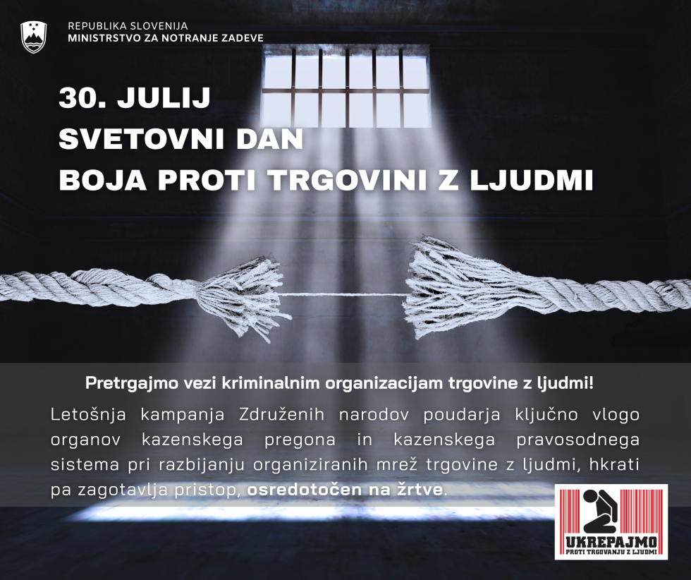 Ozadje je črno, na sredini so zaporniške rešetke, skozi katere sveti bela svetloba. Na zgornji tretjini je napis 30. julij Svetovni dan boja proti trgovini z ljudmi. Na sredini je na levi in desni kos vrvi. V spodnjem delu je besedilo.
