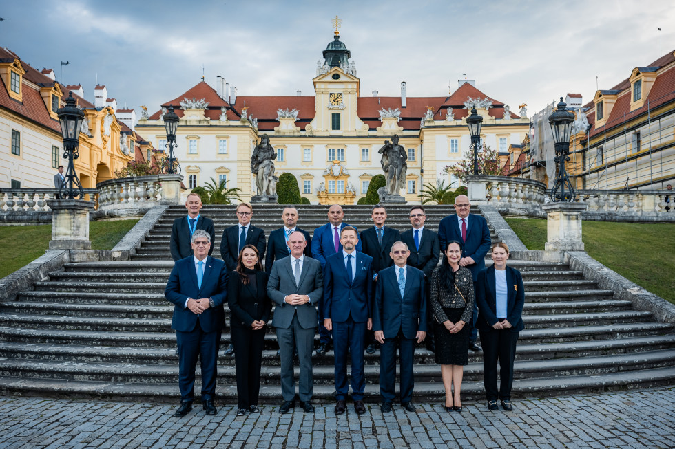 Vodje delegacij stojijo na stopnicah v dveh vrstah in se fotografirajo